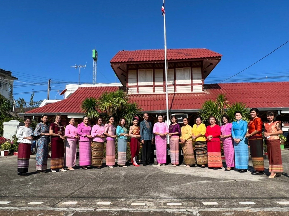 อำเภอสวรรคโลก สนองพระดำริ จัดกิจกรรมส่งเสริมขับเคลื่อน "ผ้าไทยใส่ให้สนุก"