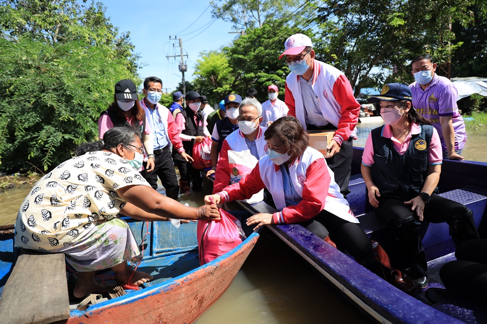 ปลัด พม.นำทีมลุยน้ำเมืองกรุงเก่า เยี่ยมเยียนให้กำลัง พร้อมมอบถุงยังชีพ เร่งช่วยเหลือกลุ่มเปราะบางที่ได้รับผลกระทบจากอุทกภัยในพื้นที่บางปะอิน - บางไทร   