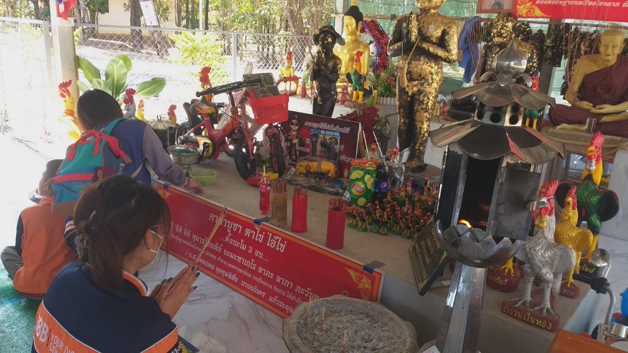 อุดรธานี มาครบเซ็ตส่องเลขเด็ดไอ้ไข่บันดาลทรัพย์หางประทัด ขันน้ำมนต์ ธูปมงคลศาลทหาร