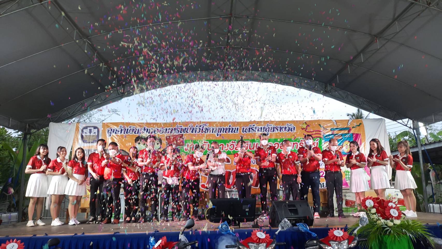 สาวหัวหินดวงเฮง รับกระบะ 4 ประตู รางวัลออมทรัพย์ทวีโชค ธ.ก.ส.สาขากุยบุรี