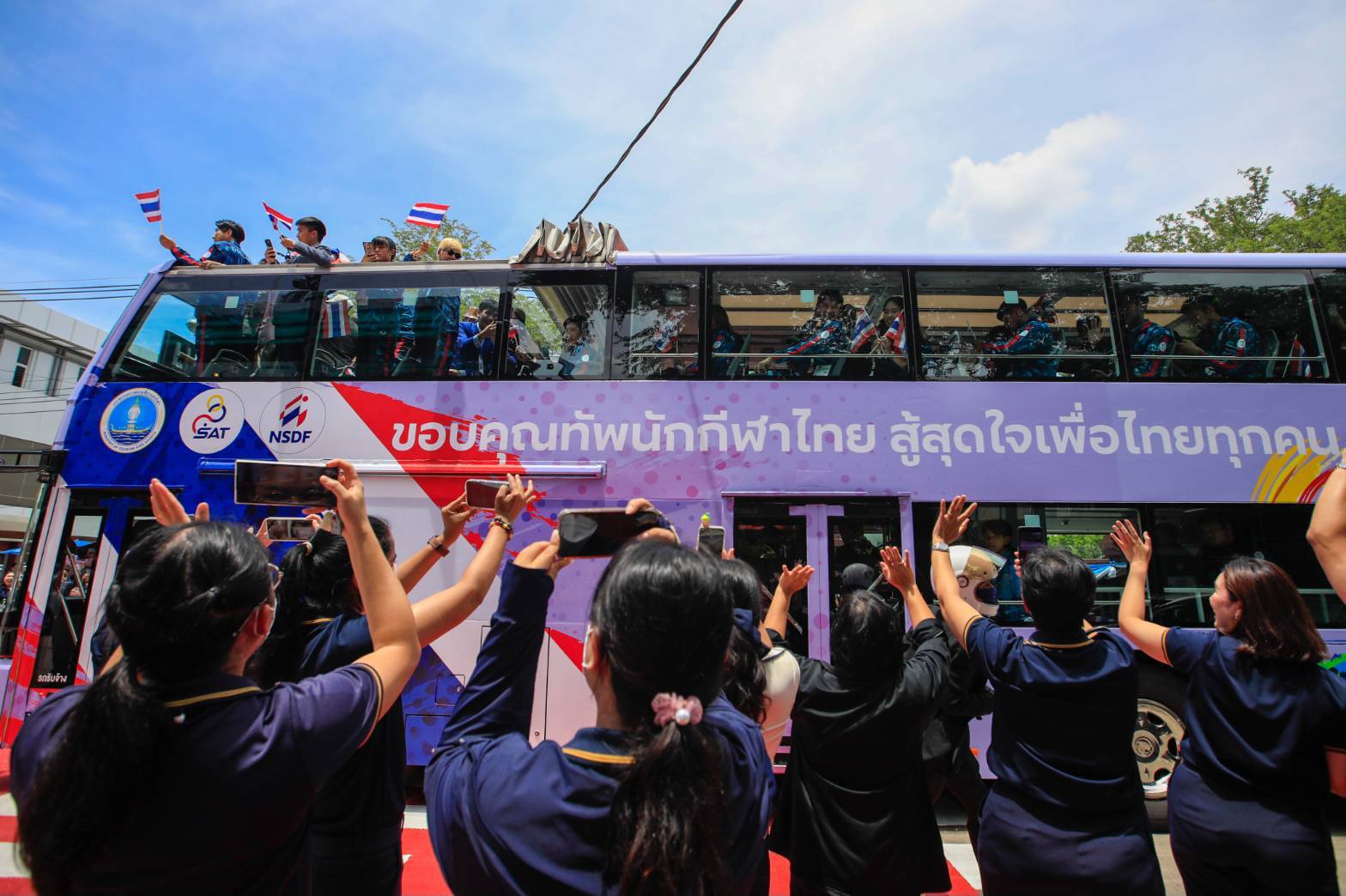 ประชาชนร่วมต้อนรับ ขบวนแห่นักกีฬาไทย ฮีโร่โอลิมปิกเกมส์ คึกคัก