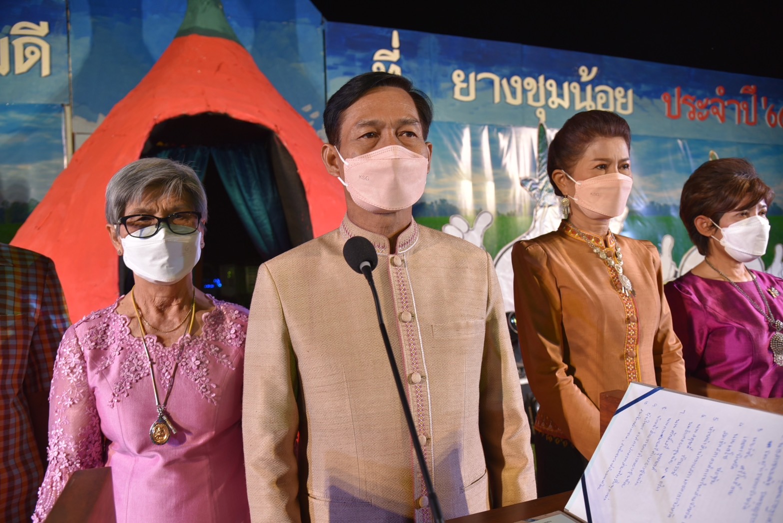 ผู้ว่าฯศรีสะเกษเปิดงานเทศกาลหอมแดง-กระเทียมดีที่ยางชุมน้อย 