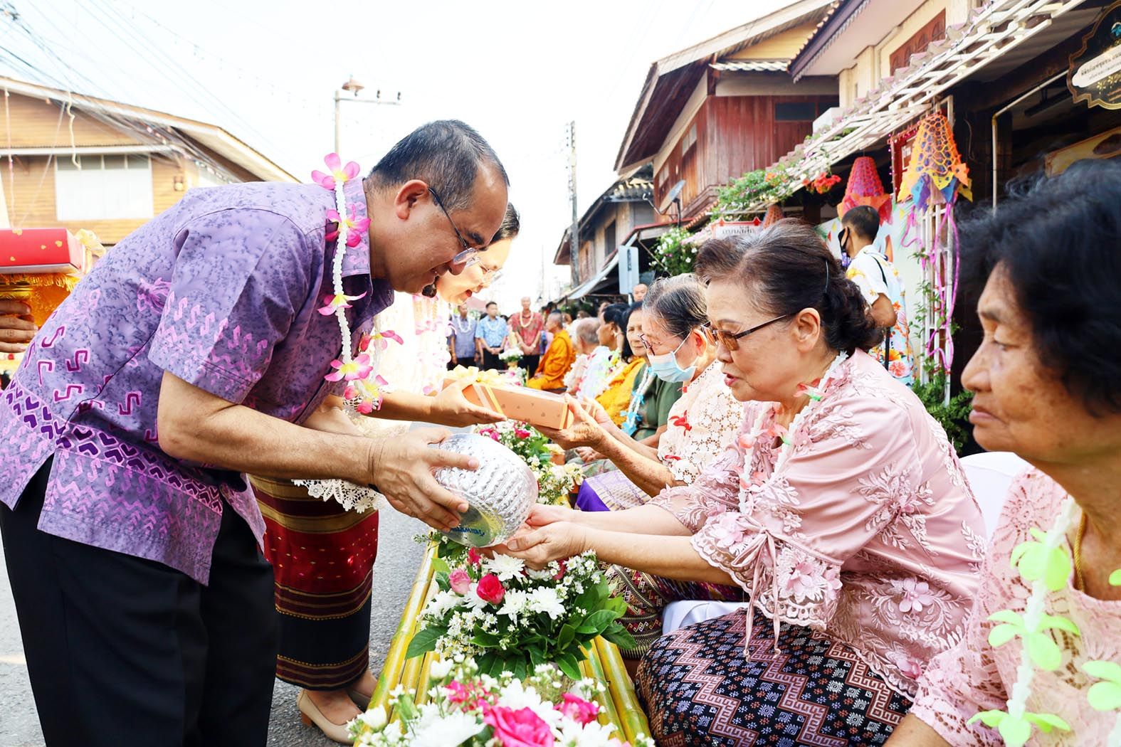 ผู้ว่าประจวบฯ เปิดสงกรานต์ “สาด สู้ศึกครึกครื้น” สืบสานประเพณีไทย 