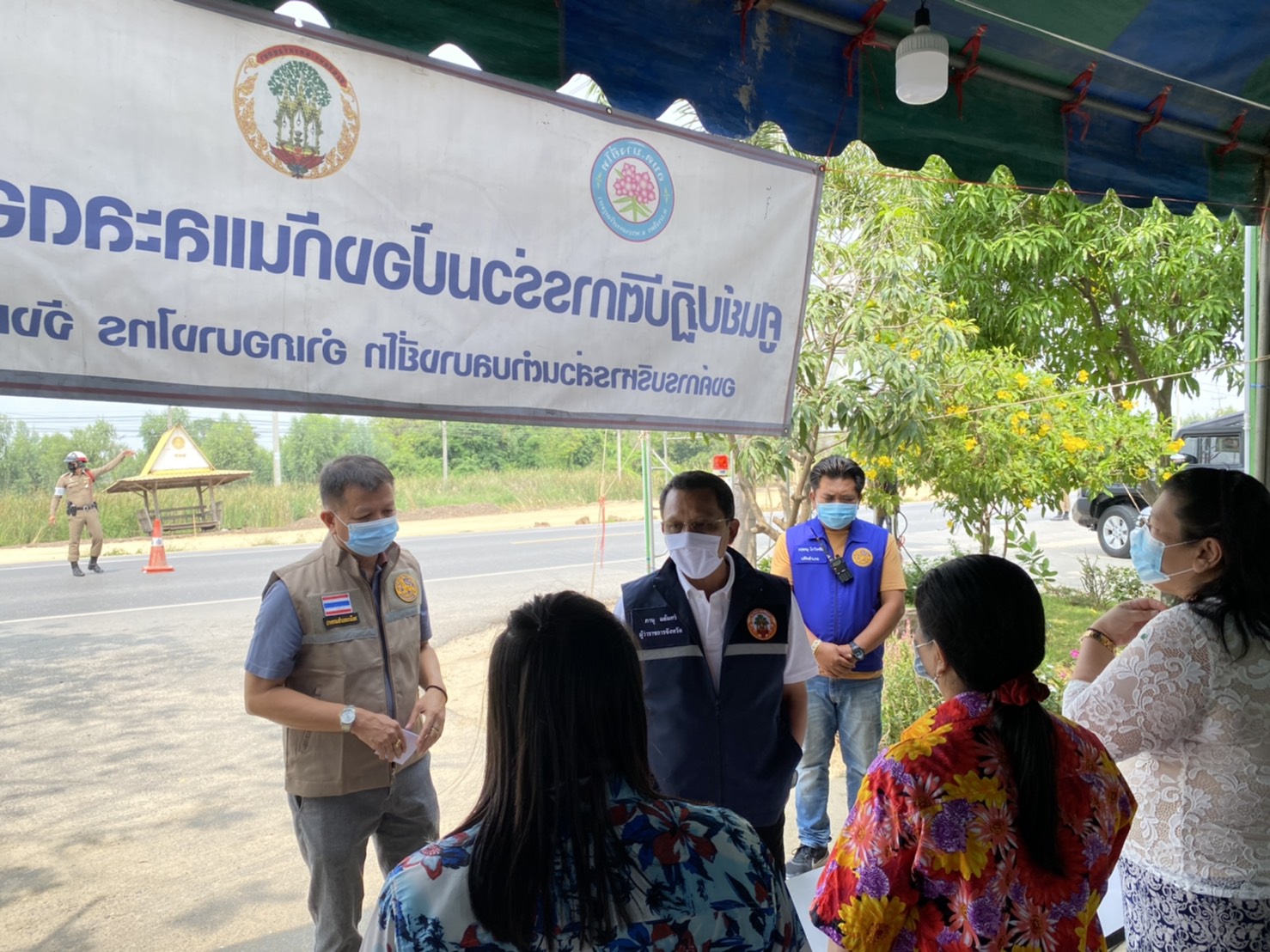 ผู้ว่าฯอยุธยา เยี่ยมจุดปฏิบัติการและลดอุบัติเหตุช่วงเทศกาลสงกรานต์  พร้อมแวะให้กำลังใจแม่ค้าข้าวโพดปิ้ง