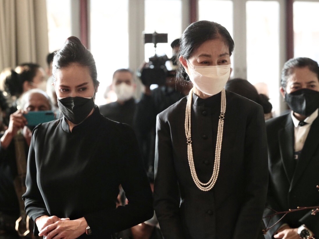 คนบันเทิงร่วมพิธีรดน้ำศพ "สรพงศ์ ชาตรี" 