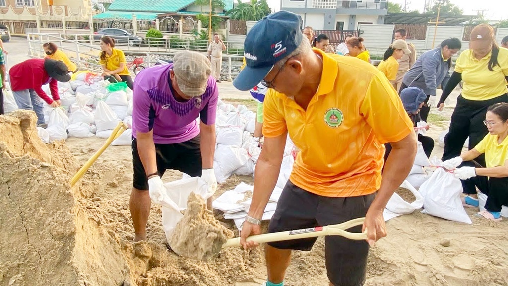 ทต.ป่าโมก เร่งกรอกกระสอบทราย ป้องกันน้ำท่วม หลังปรับเพิ่มระบายน้ำเขื่อนเจ้าพระยา