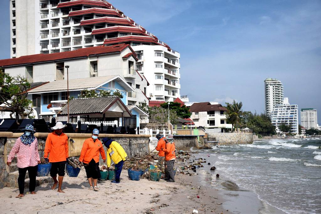 ทม.หัวหิน เร่งเก็บขยะชายหาดจากลมมรสุม