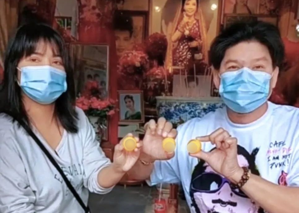 "ตั๊ก - นุ้ย" กราบ "พุ่มพวง" ครั้งแรกที่วัดทับกระดาน แถมโชว์เลข 3 ตัว