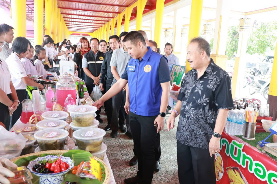 ป่าโมกคึกคัก เปิดตลาด “ไทยช่วยไทย ลดภาระประชาชน” ชาวบ้านแห่ซื้อสินค้าราคาประหยัด 