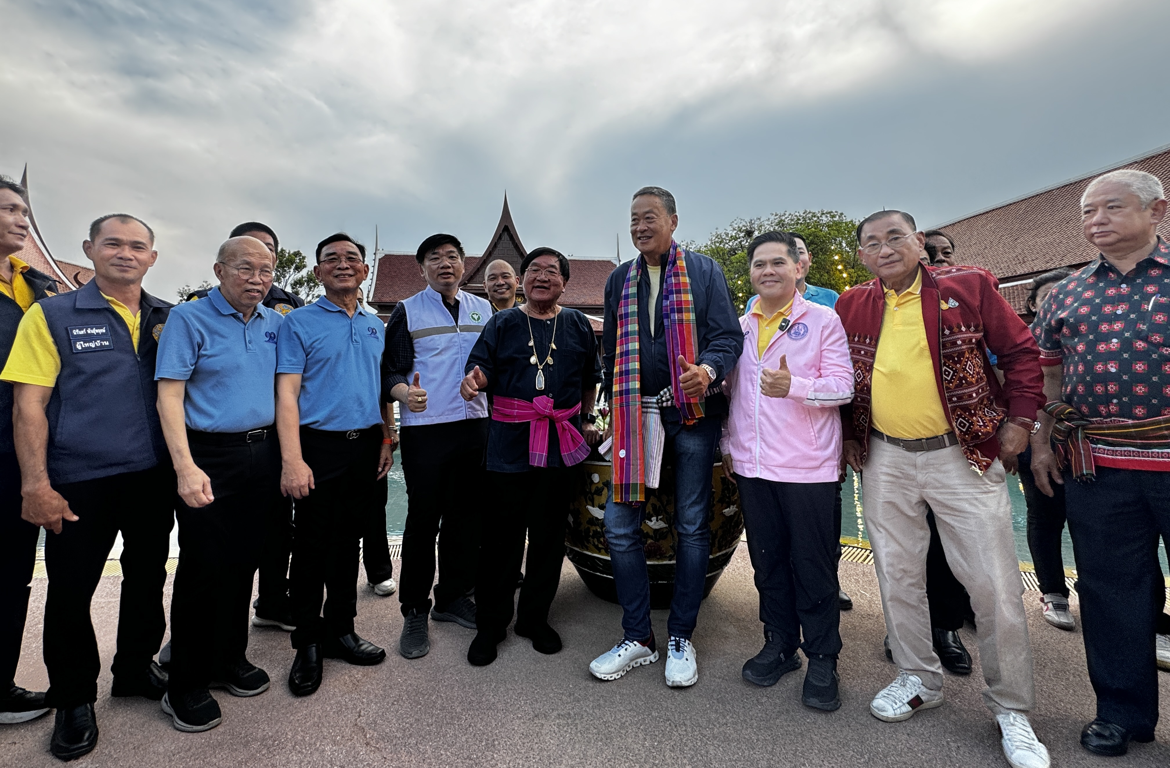 “ประภัตร” เปิดบ้าน จัดเต็มกลองยาวต้อนรับ “เศรษฐา” ปลื้มชาวสุพรรณฯต้อนรับอบอุ่น หยอดหวานจะกลับมาอีก 