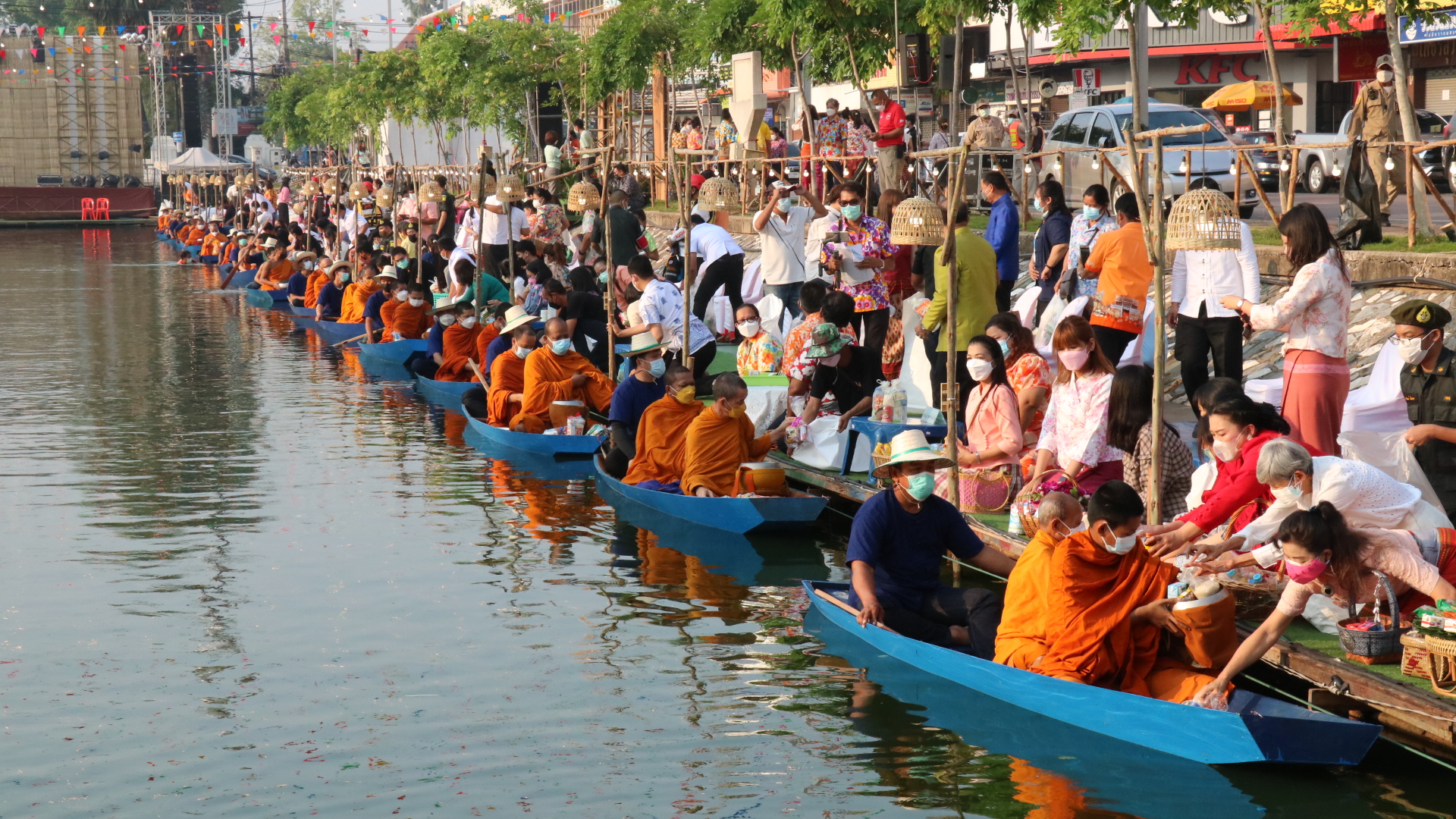 มหาสงกรานต์โคราชสุดยิ่งใหญ่ ตักบาตรทางน้ำในคูเมืองข้างลานย่าโม ยกระดับจัดเป็นงานประเพณีทุกปี