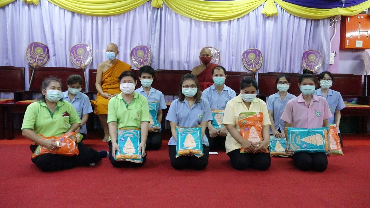 สมเด็จพระมหาวีรวงศ์ รับมอบเงิน ข้าวสารจากหลวงพ่อแป๊ะ ให้สำนักงานพระพุทธศาสนาแห่งชาติ
