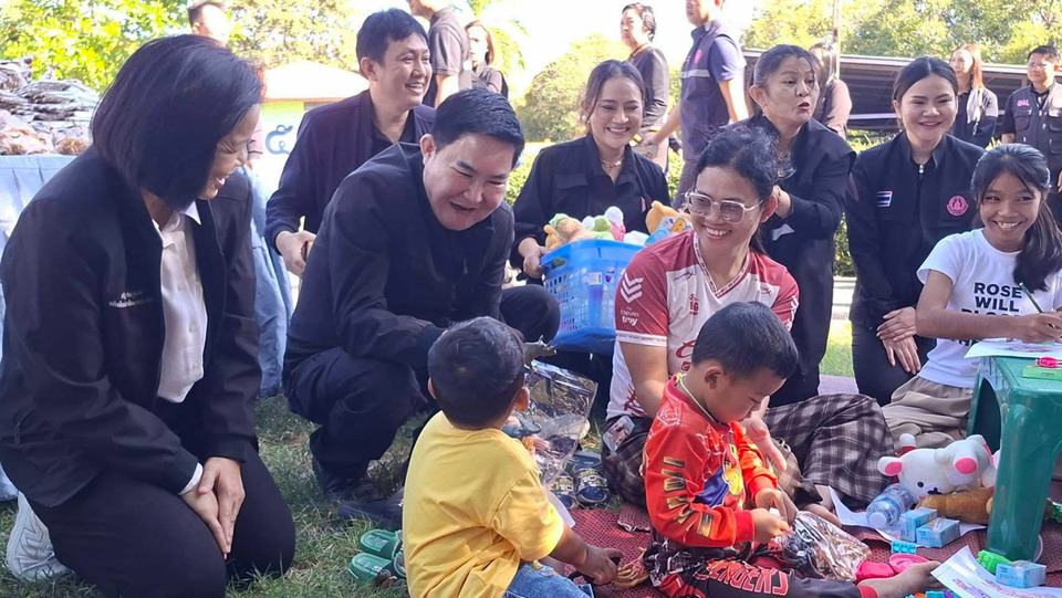 "รมว.พม." ลงพื้นที่ศรีสะเกษ เยี่ยมศูนย์พักพิงกลุ่มเปราะบาง ย้ำรัฐบาลไม่ทอดทิ้ง ดูแลความปลอดภัย-ศักดิ์ศรีมนุษย์เต็มที่
