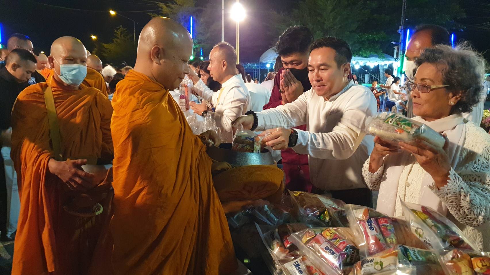 รองผู้ว่าฯประจวบนำชาวพุทธร่วมทำบุญตักบาตรพระอุปคุตคืนเพ็ญพุธแรกของปี