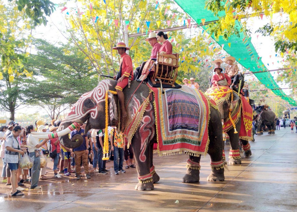 แห่ช้างพ่อเมือง งานสงกรานต์ศรีสัชนาลัย งามตระการตา ตรึงใจในความเป็นไทย