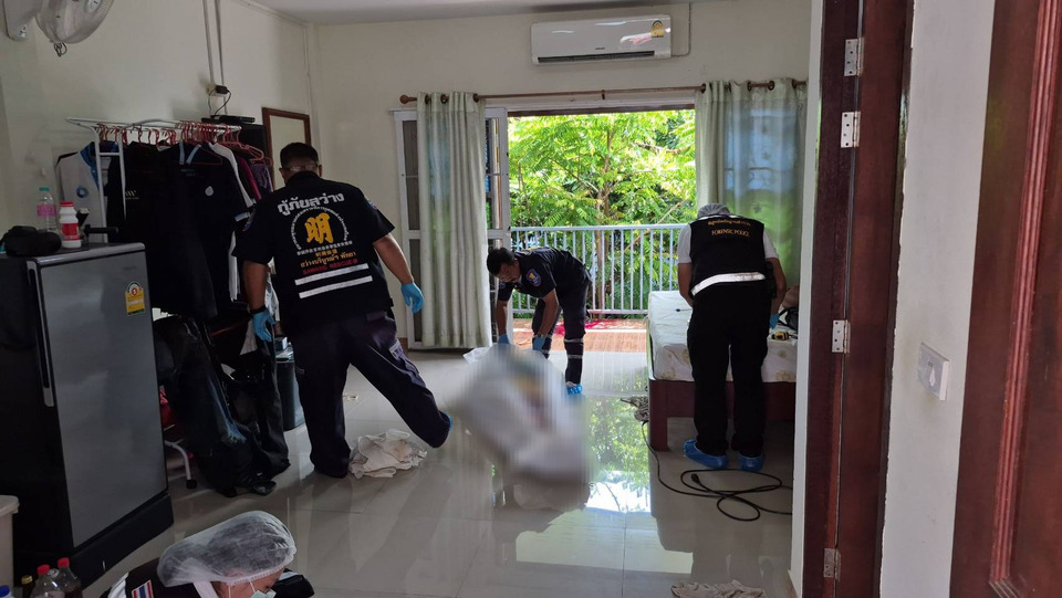 วิศวกรหนุ่มดับปริศนาระเบียงห้องพัก พบรอยแผลเลือดนองพื้น ตำรวจเร่งชันสูตร  