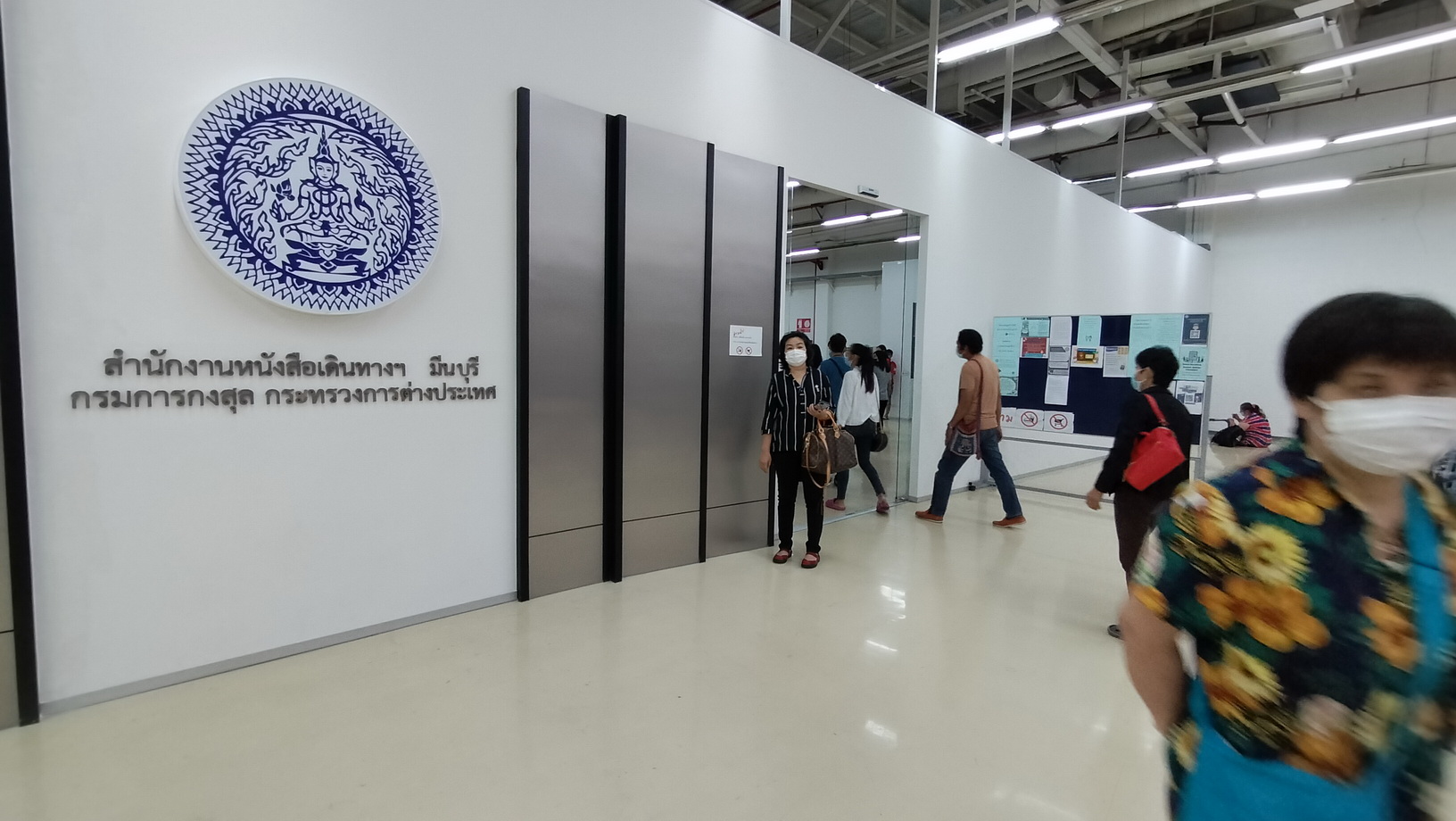 สื่อสารไม่ชัด!ชาวบ้านเงิบของขวัญจากกระทรวงการต่างประเทศมีแค่ 15 ชิ้นต่อวัน