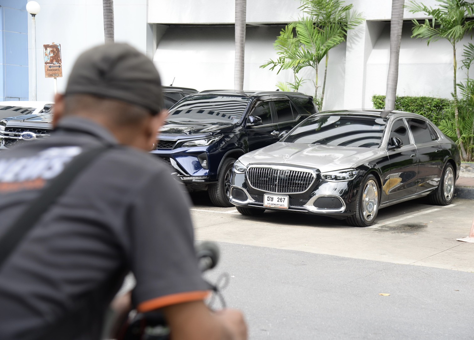 สืบพยานฝ่ายโจทก์นัดแรกคดี ม.112 'ทักษิณ' มาศาลเข้าประตูข้างเลี่ยงเจอสื่อ 'สมชาย - เสริมศักดิ์' มาด้วย 