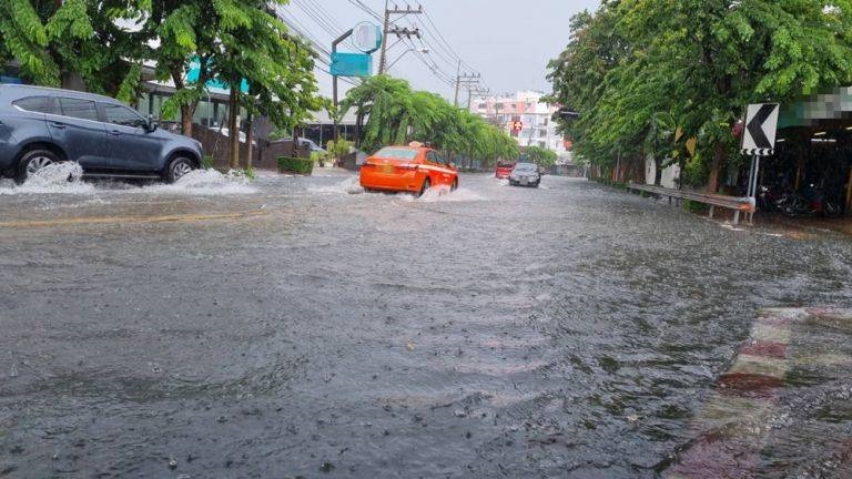 "สำนักงานเขตดอนเมือง" ปักหมุด!! จอดรถรับ-ส่งบริการประชาชนในสถานการณ์น้ำท่วม