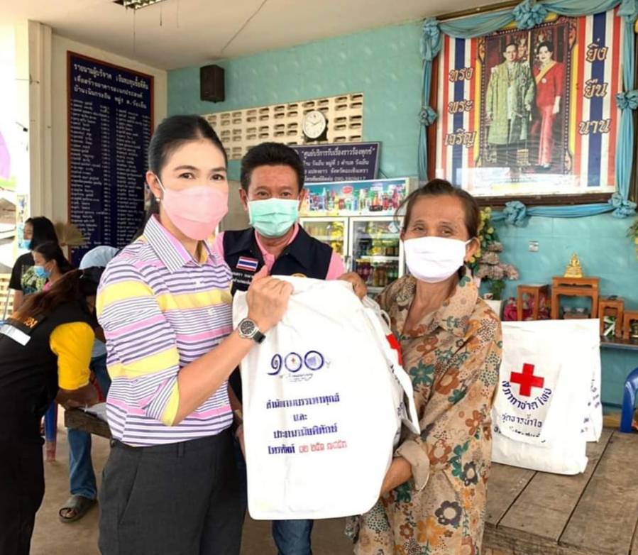 นายอำเภอแปลงยาวมอบถุงยังชีพพระราชทานช่วยเหลือชาวบ้านที่ประสบอุบัติเหตุวาตภัย   