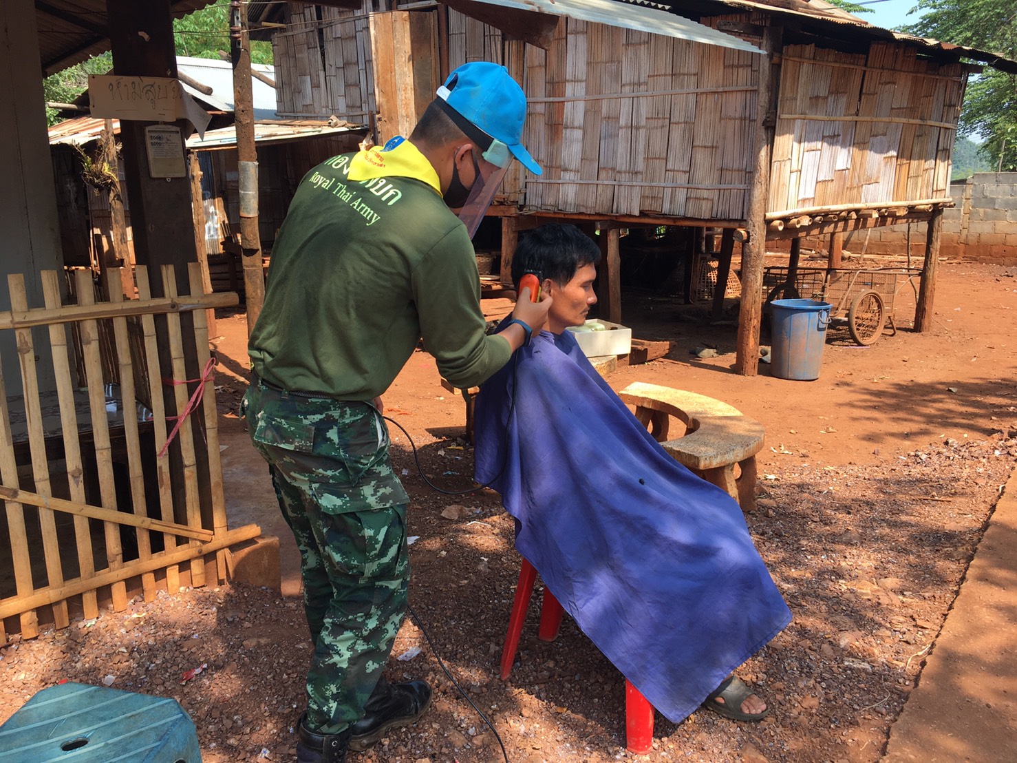  กองกำลังผาเมือง จัดกำลังพลให้บริการตัดผมฟรีถึงบ้าน "Army Barber Delivery"