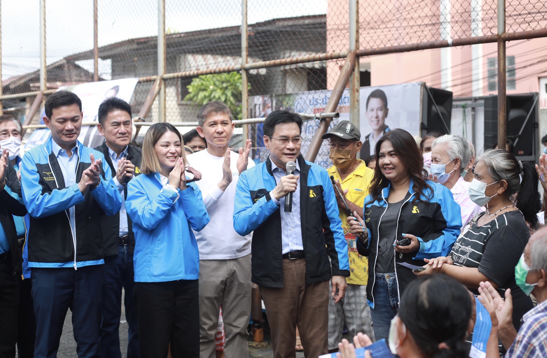 "จุรินทร์" ควง "มาดามเดียร์" ประเดิมสนามแรก พบปะชาวบางกอกน้อย 