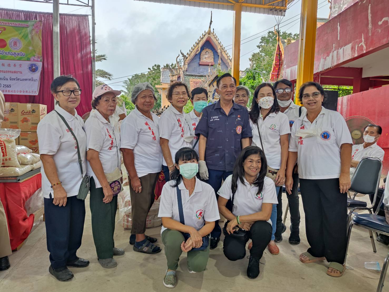 มูลนิธิป่อตึ๊ง ควง "สดใส"'มอบเครื่องอุปโภค-บริโภคผู้ขาดแคลนเนื่องในงานประเพณีทิ้งกระจาด ปี 65 ชาวโคราช  