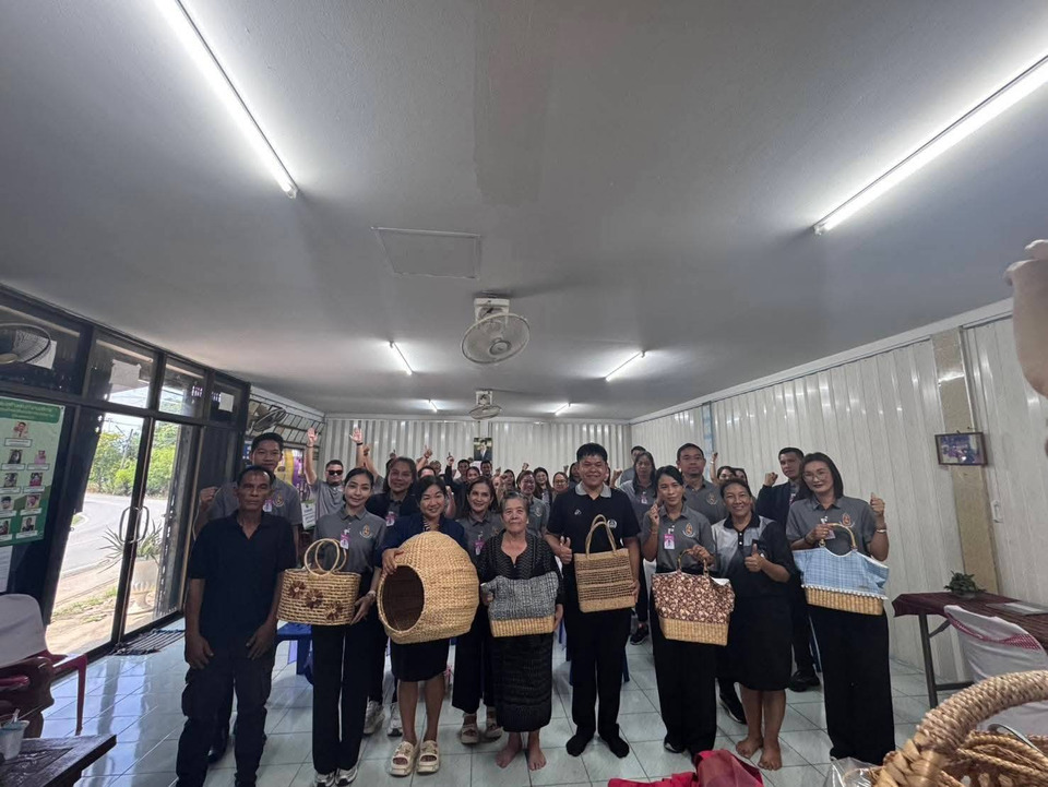 พช.เมืองอ่างทอง หนุนจักสานผักตบชวาบ้านบางตาแผ่น เปิดบ้านถ่ายทอดภูมิปัญญาสร้างอาชีพยั่งยืน 