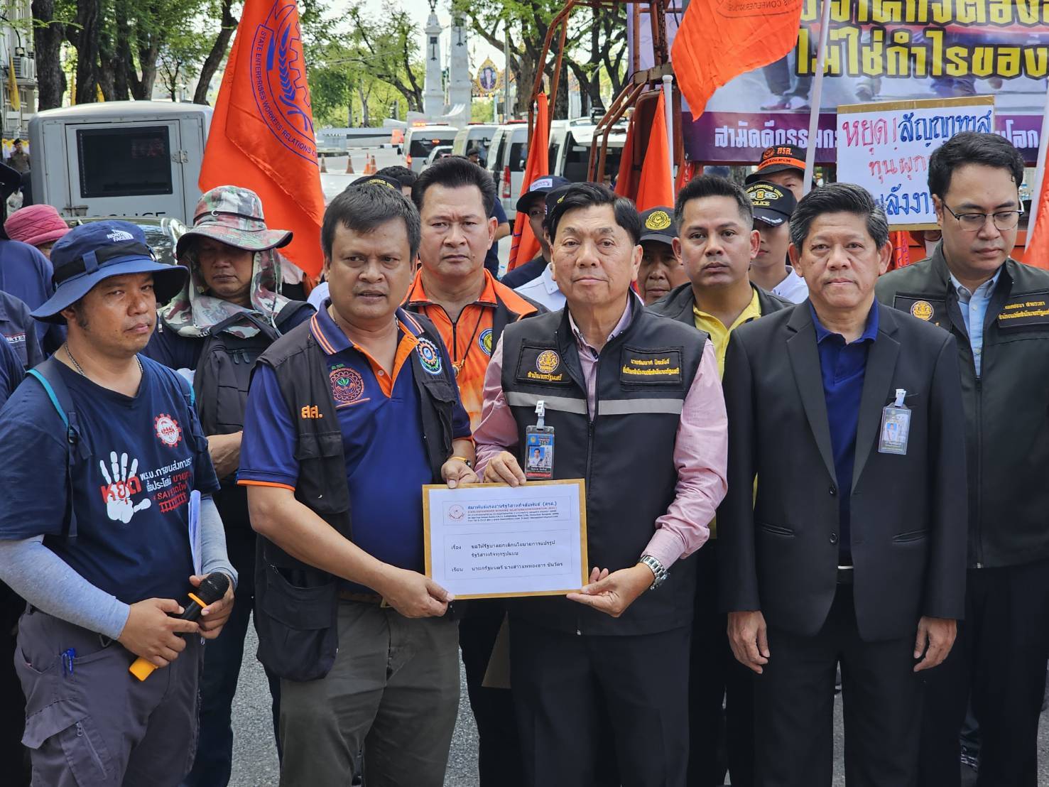 "สมาพันธ์แรงงานรัฐวิสาหกิจสัมพันธ์" บุกทำเนียบยื่นหนังสือคัดค้านการแปรรูปรัฐวิสาหกิจ ทำชาติเสียหาย