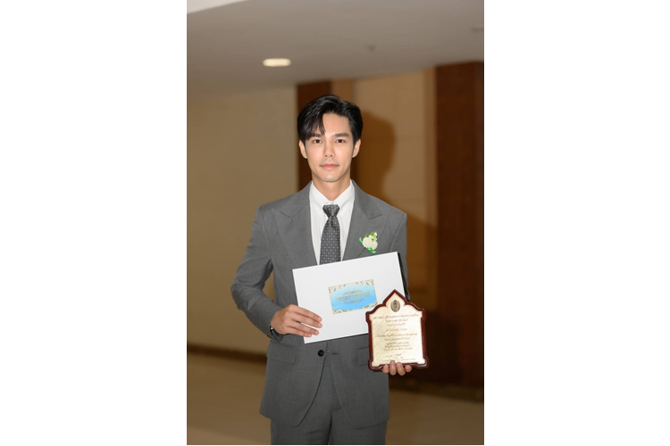“บูม-กิตตน์ก้อง” สุดปลื้มเข้ารับรางวัล “ลูกกตัญญูกตเวทีประจำปี 2566” เปิดความรักต่อแม่เบื้องหลังของความสำเร็จ