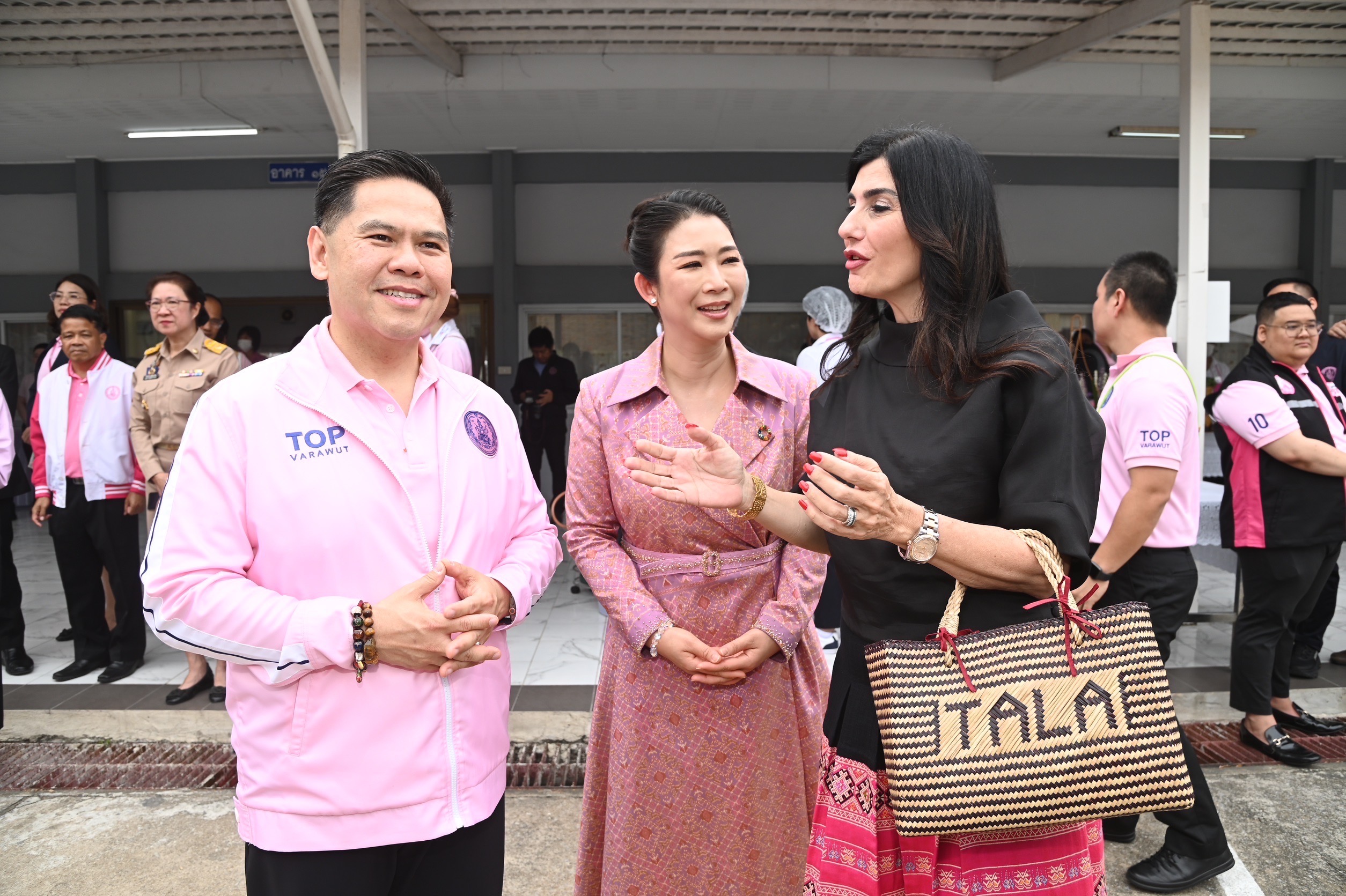 รมว.พม.-ภริยา นำคณะคู่สมรส ออท.ประจำประเทศไทย เยี่ยมชม งานฝึกอาชีพ พัฒนาศักยภาพสตรีไทย