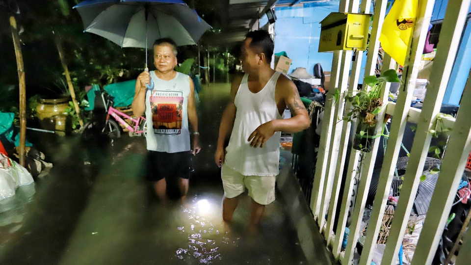 ฝนถล่มปทุมธานี! นายก อบต.สวนพริกไทยลุยฝนตั้งเครื่องสูบน้ำ ช่วยชาวบ้านหมู่บ้านดอกเห็ด