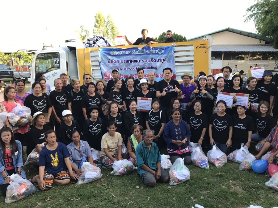 นายกเทศมนตรีตำบลยางตลาดพร้อมคณะนำสิ่งของบริโภคอุปโภคช่วยผู้ประสบภัยน้ำท่วม