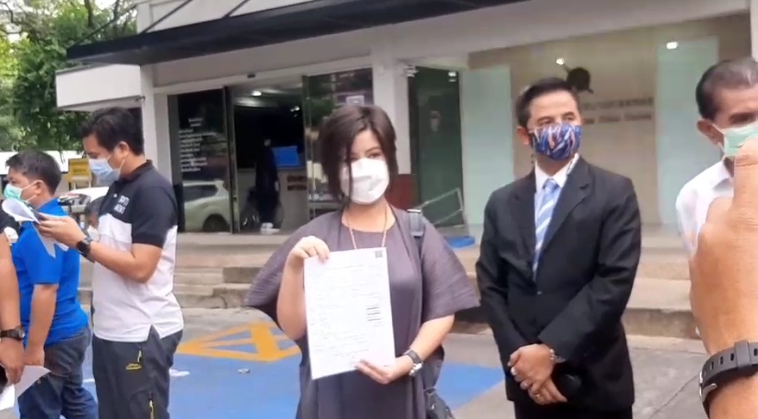 พ่อและน้องสาว"ไฮโซแบงค์ "เจ้าของธุรกิจคลินิกเสริมความงาม ร้องขอให้ตำรวจ สน.ทองหล่อ เร่งรัดผลสอบสวนสาเหตุการเสียชีวิตของลูกสาว
