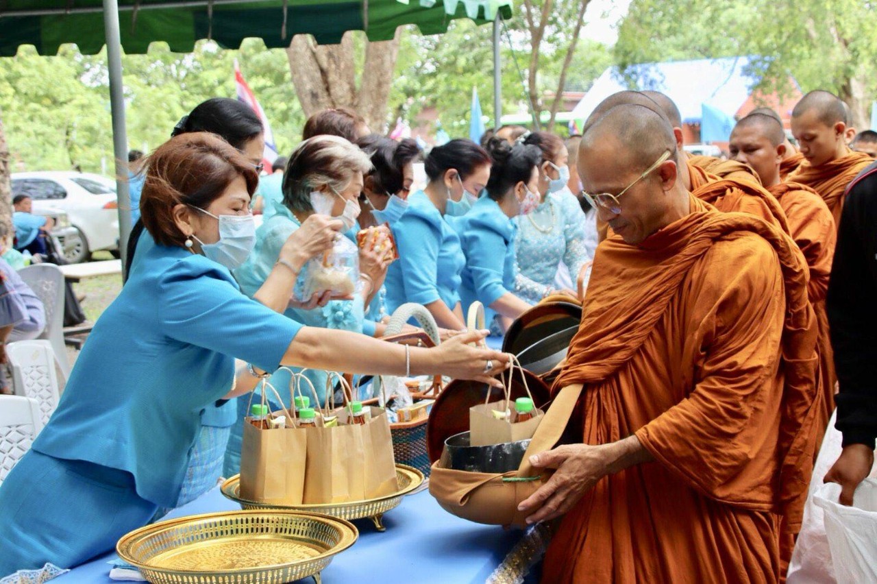 เทศบาลเมืองเขาสามยอด-ราชการพนักงานตำบลตักบาตรถวายเป็นพระราชกุศล