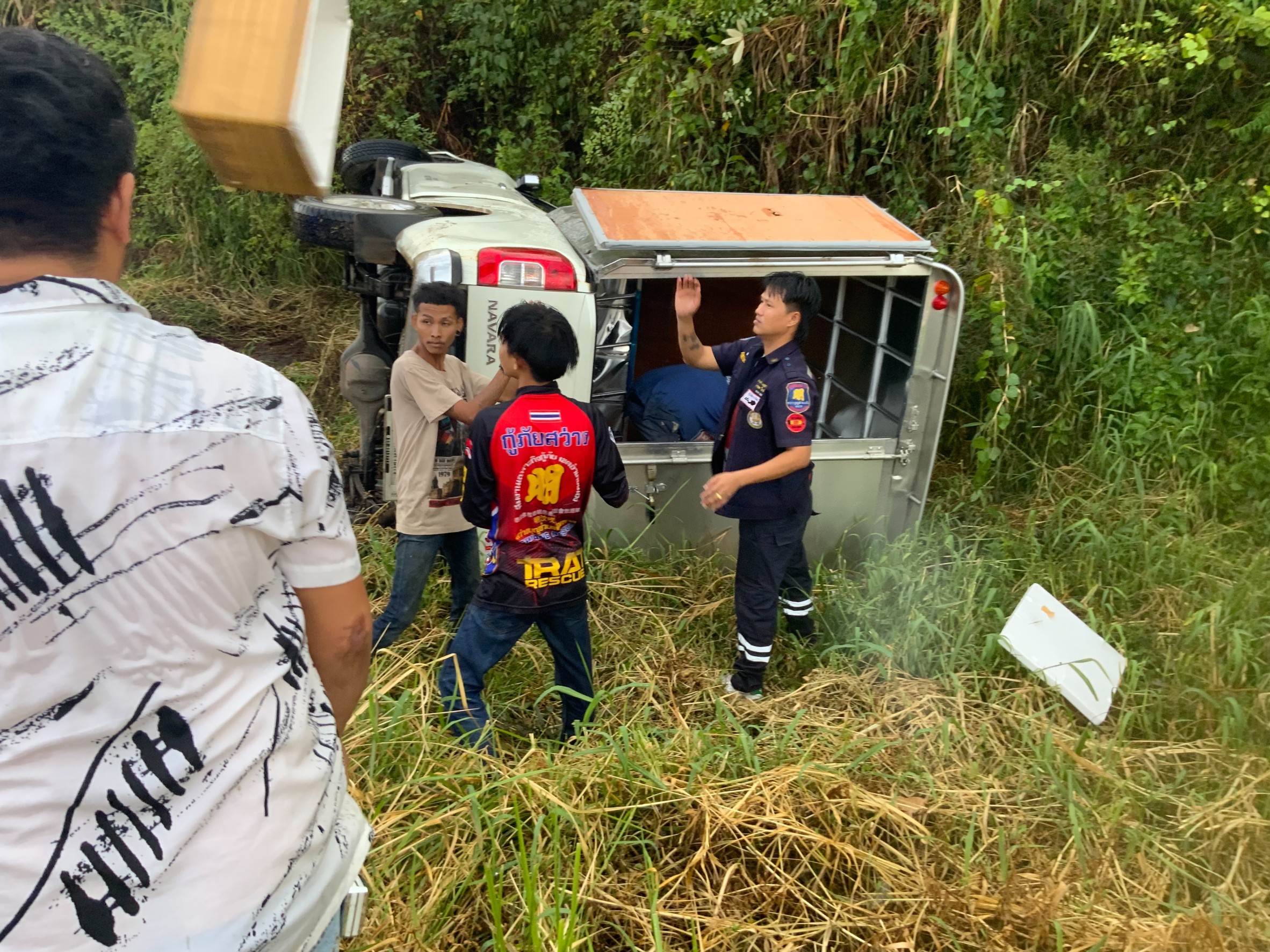 อุบัติเหตุซ้ำซ้อนรถกระบะขนส่งหมูปิ้งเข้ากรุงเทพลื่นตกข้างทางหลังฝนตก