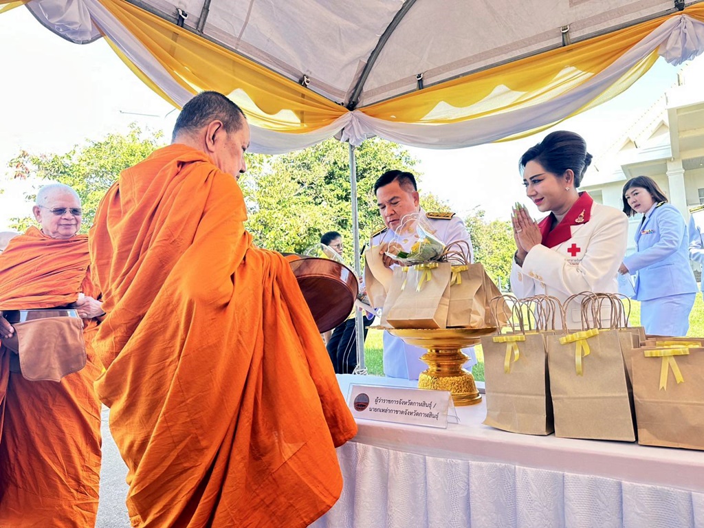 พสกนิกรชาวกาฬสินธุ์ เจริญพระพุทธมนต์ ทำบุญตักบาตรถวายเป็นพระราชกุศล เนื่องในวันนวมินทรมหาราช