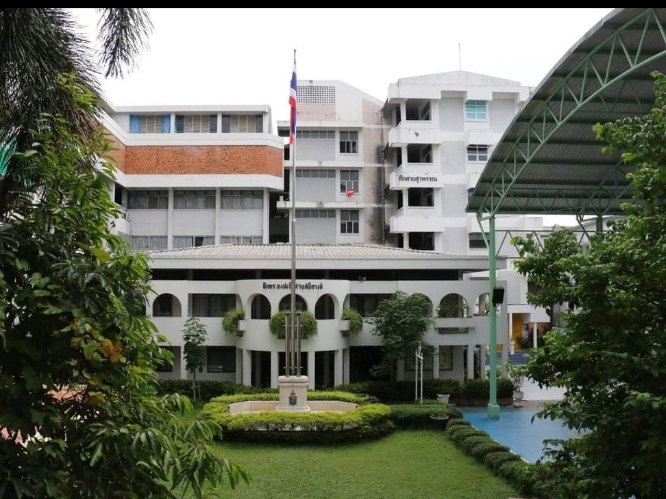 ระทึก! ไฟไหม้"โรงเรียนสายปัญญา" ควันพวยพุ่งที่ชั้น 6 เร่งอพยพนักเรียนบนอาคาร