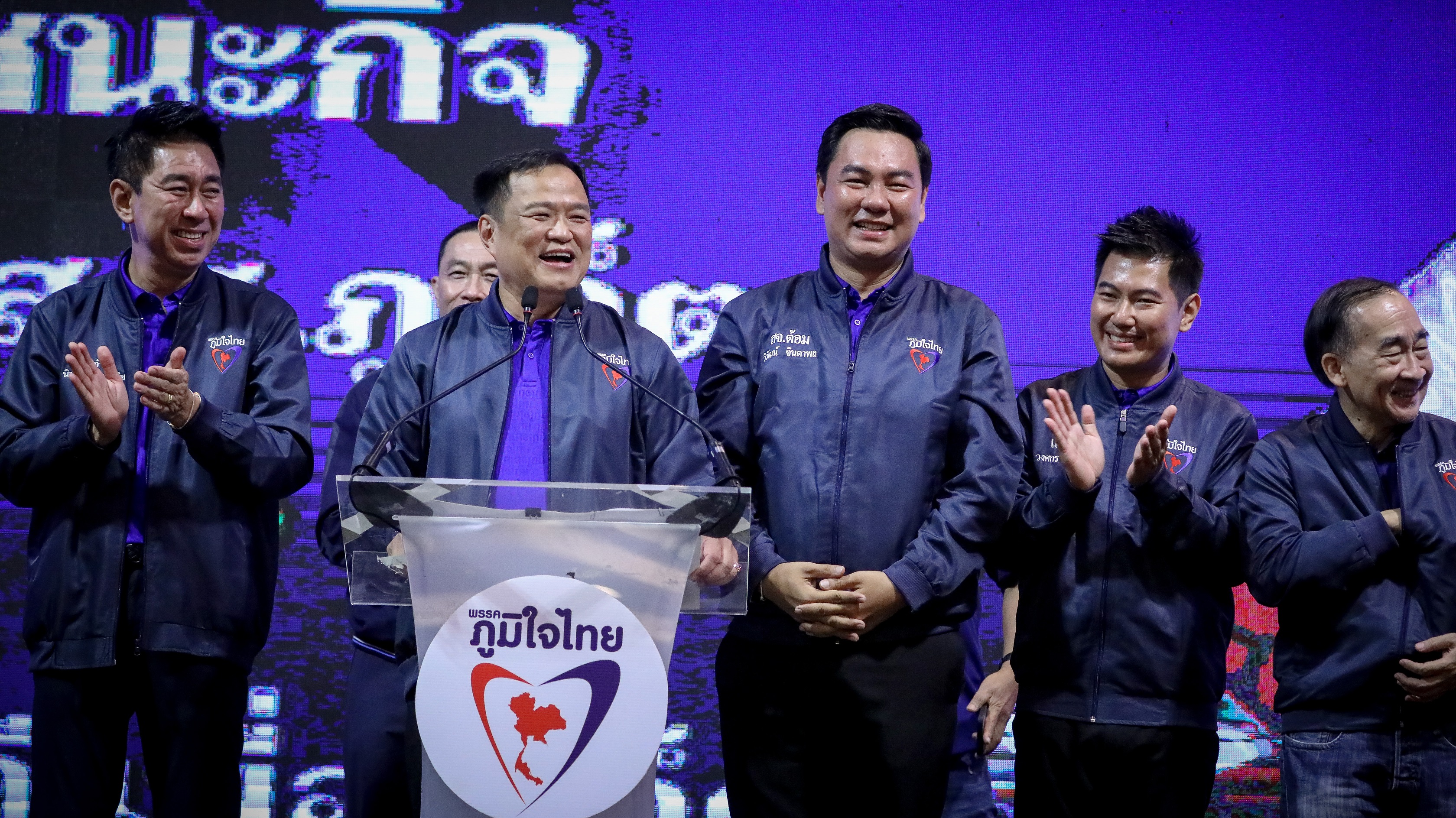 "ภูมิใจไทย" คึกคัก ! ยกทัพใหญ่บุกภูเก็ตเปิดตัวว่าที่ผู้สมัคร ครบ 3 เขต "อนุทิน" อ้อนขอโอกาส ปั้น "ด้ามขวานไทย" เป็น "สีทอง" 
