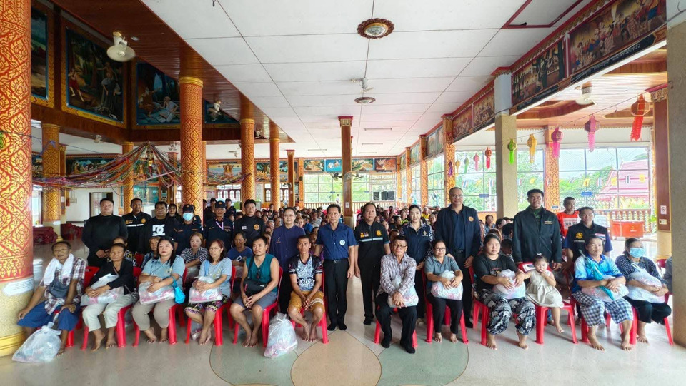 ลุยน้ำท่วมสุโขทัย มอบถุงยังชีพให้กำลังใจผู้ประสบภัยบ้านแก่ง บูรณาการทุกหน่วยช่วยเหลือเร่งด่วน 