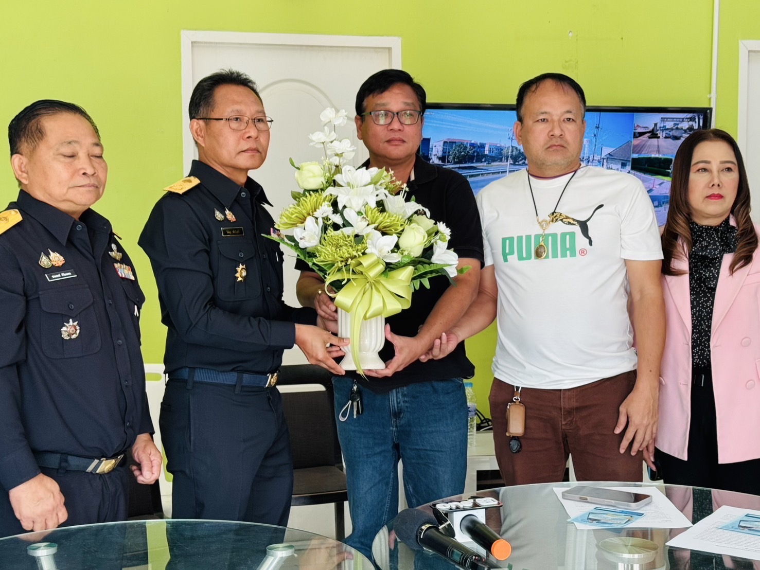 สรรพสามิตภาค 7 รุดมอบกระเช้าขอโทษคณะกรรมการหมู่บ้านพฤกษาวิวล์ 44 แจงเหตุเข้าหมู่บ้านโดยไม่ได้รับอนุญาต