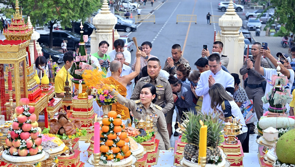 พุทธศาสนิกชนร่วมบวงสรวง–ปิดทองพระร่วงโรจนฤทธิ์ ครบ 111 ปี เสริมสิริมงคล