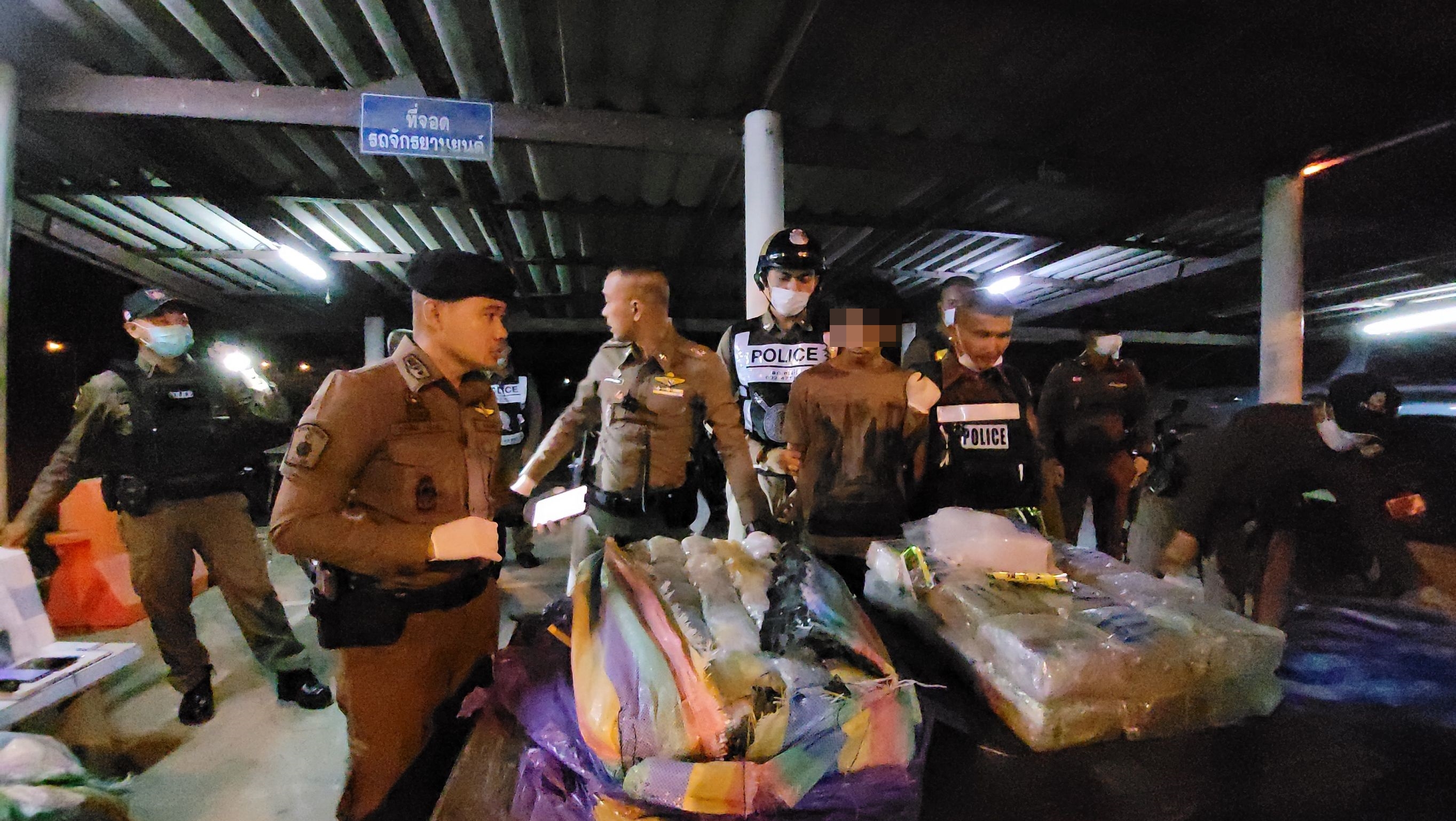 ตร.ชะอำ จับไอซ์ 100 ล้าน คาด่านนิคม ซุกซ่อนปะปนกองเสื้อผ้าแต่ไม่รอด