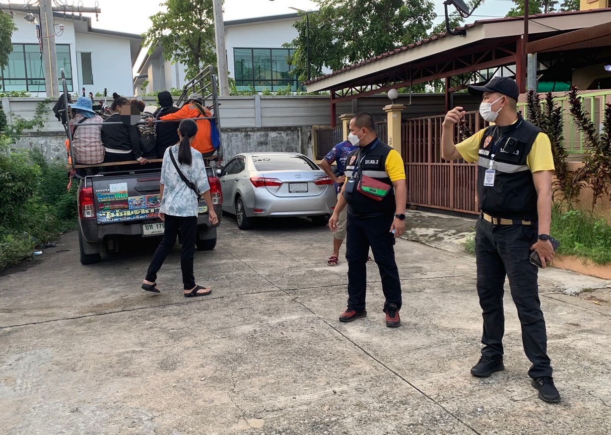 สนองนโยบาย ผบ.ตร.และ ผบช.สตม. ผกก.ตม.จว.ปทุมธานี จับกุมคนไทยและต่างด้าวรวม 7 ราย มีหญิงไทยรับเป็นผู้ดูแล พบประวัติเคยถูกจับข้อหาลักลอบใช้แรงงานผิดกฎหมาย