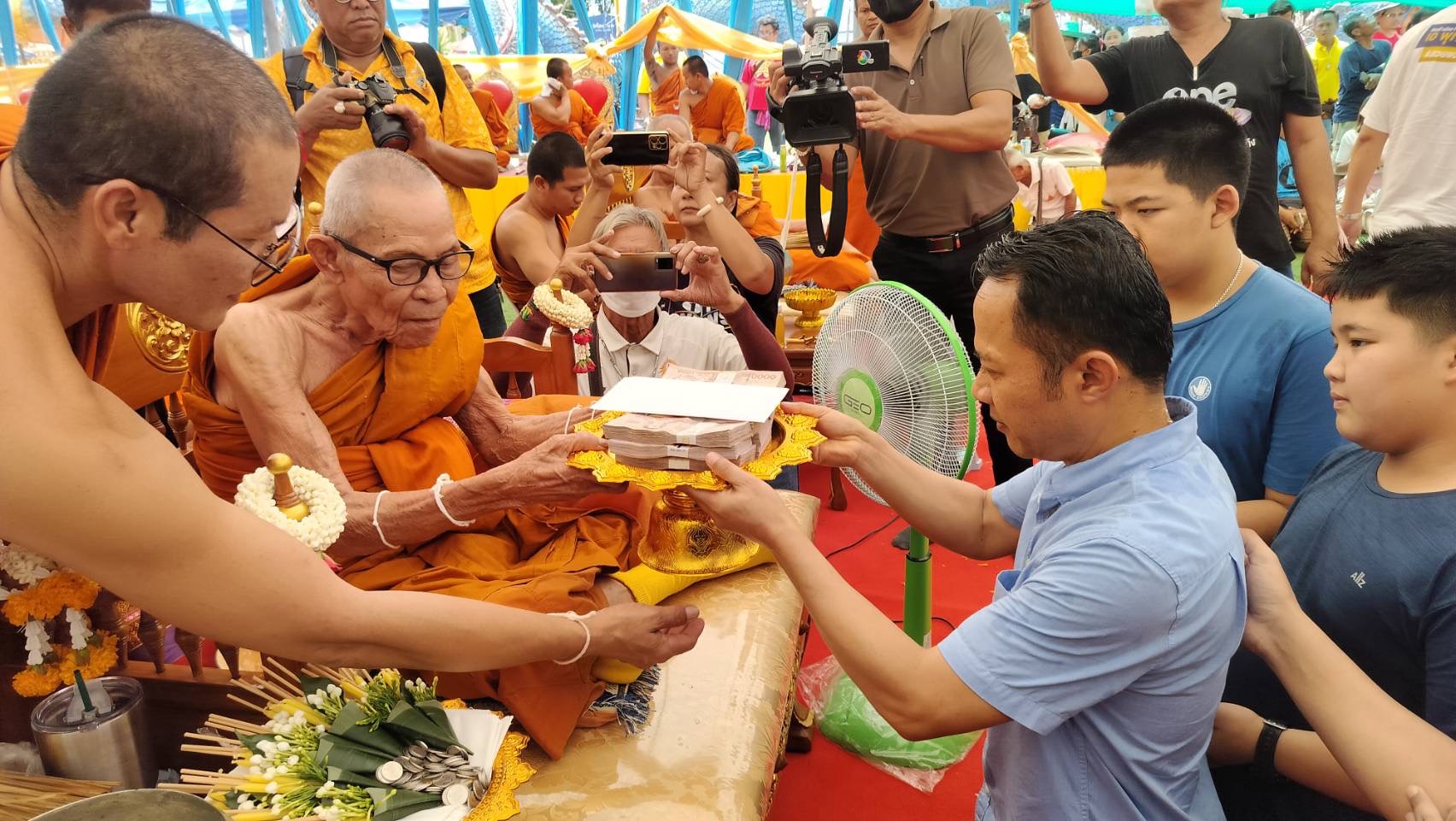 อัศจรรย์ วันเกิดหลวงปู่เฮง พระอาทิตย์ทรงกลตในพิธีปลุกเสกวัตถุมงคลเหรียญหน้าวัวรุ่น เฮง เฮง เฮง 
