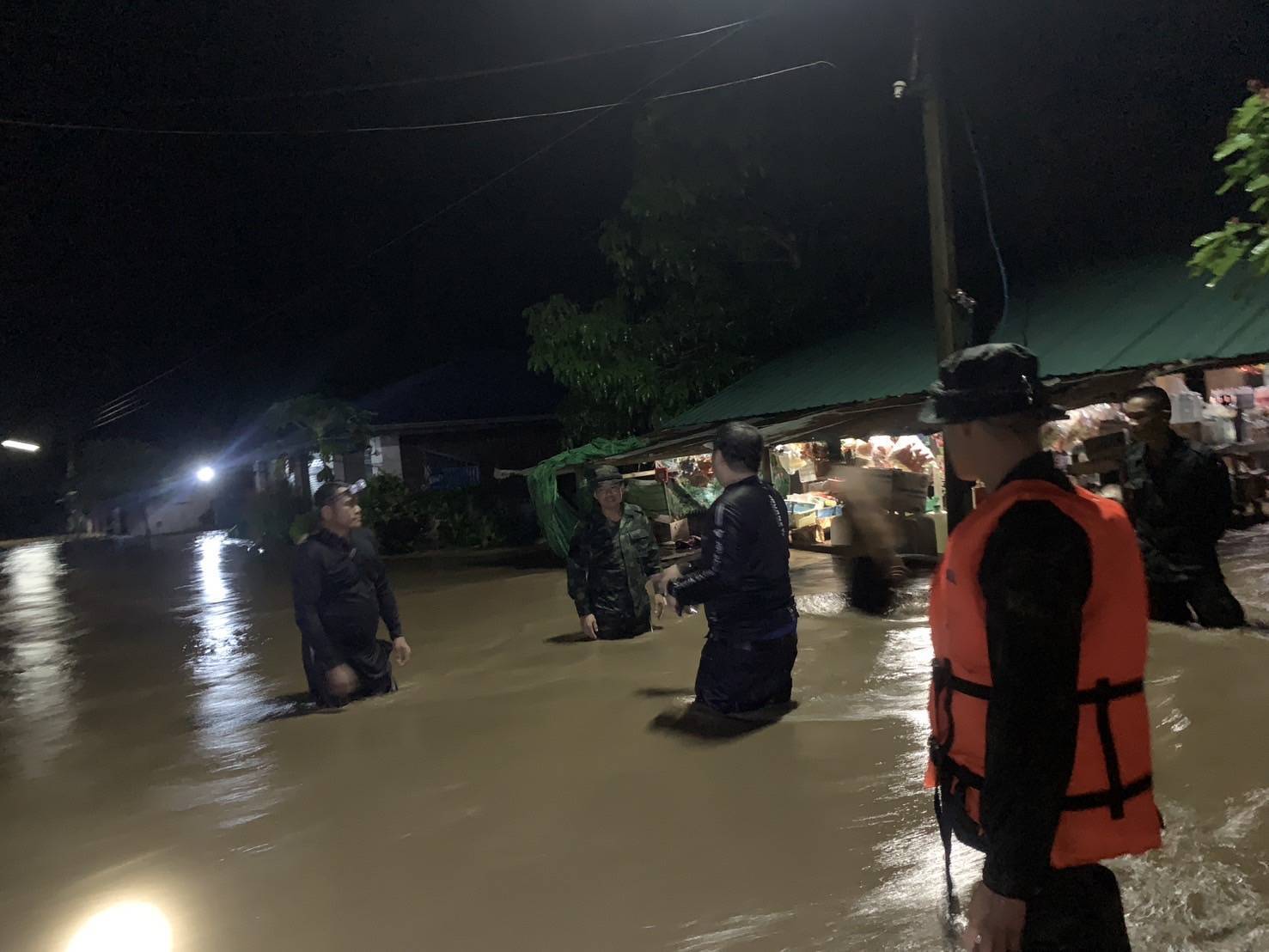 ตากเกิดอุทกภัยน้ำล้นตลิ่งเข้าท่วมบ้านเรือนในพื้นที่พบพระ