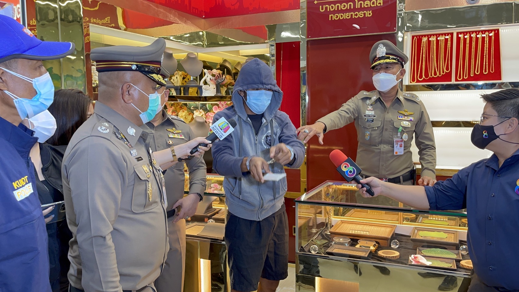 ผบช.ภ. 1 คุมตัว โจรชิงทองย่านลำลูกกาทำแผน