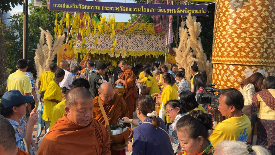 แน่นศาลหลักเมือง! ชาวขอนแก่นตักบาตรรับสงกรานต์ ก่อนลุย “ถนนข้าวเหนียว” เย็นนี้