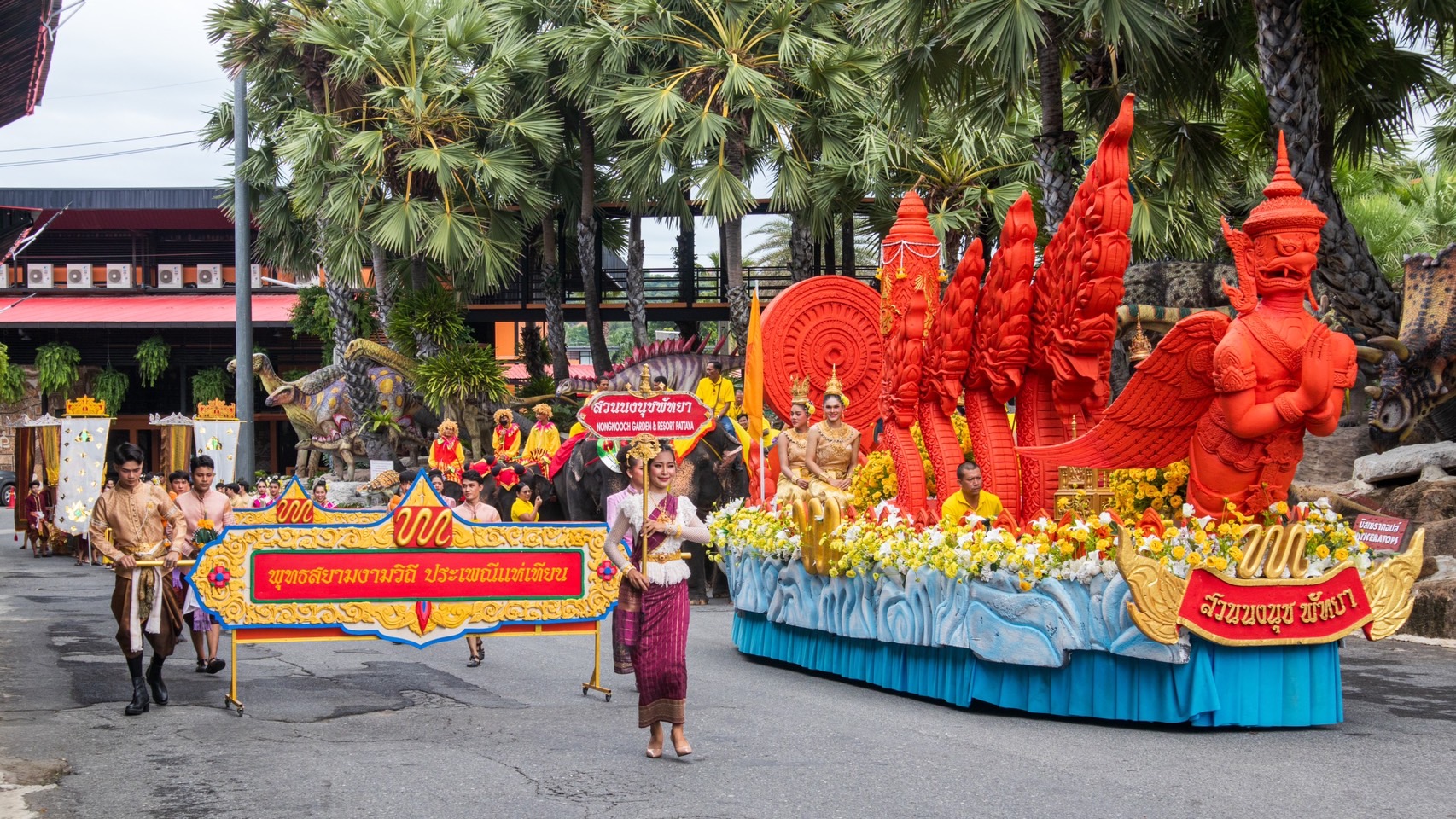 สวนนงนุชพัทยา ร่วมสืบสานประเพณีไทย นำช้างจัดขบวนแห่เทียนพรรษา สุดยิ่งใหญ่อลังการ
