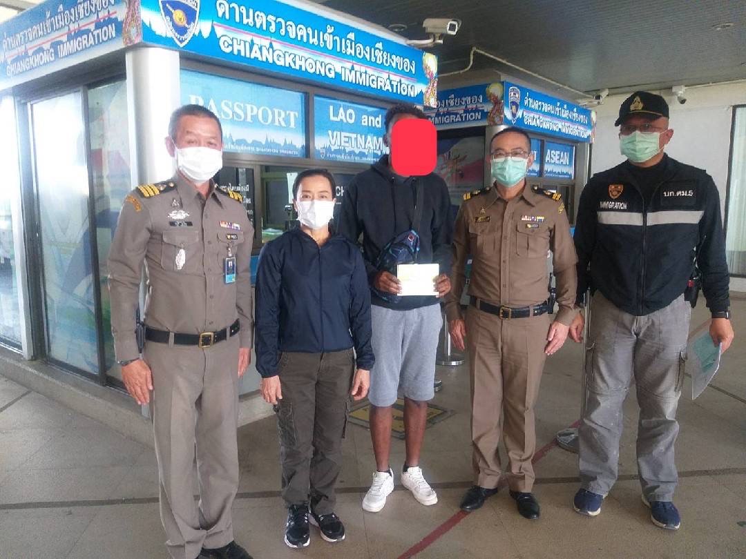 ตม.เชียงแสนจับหนุ่มเคนยาใช้ตราประทับพาสปอร์ตปลอม คาจุดผ่านแดนสะพานมิตรภาพไทย- ลาวแห่งที่ 4  